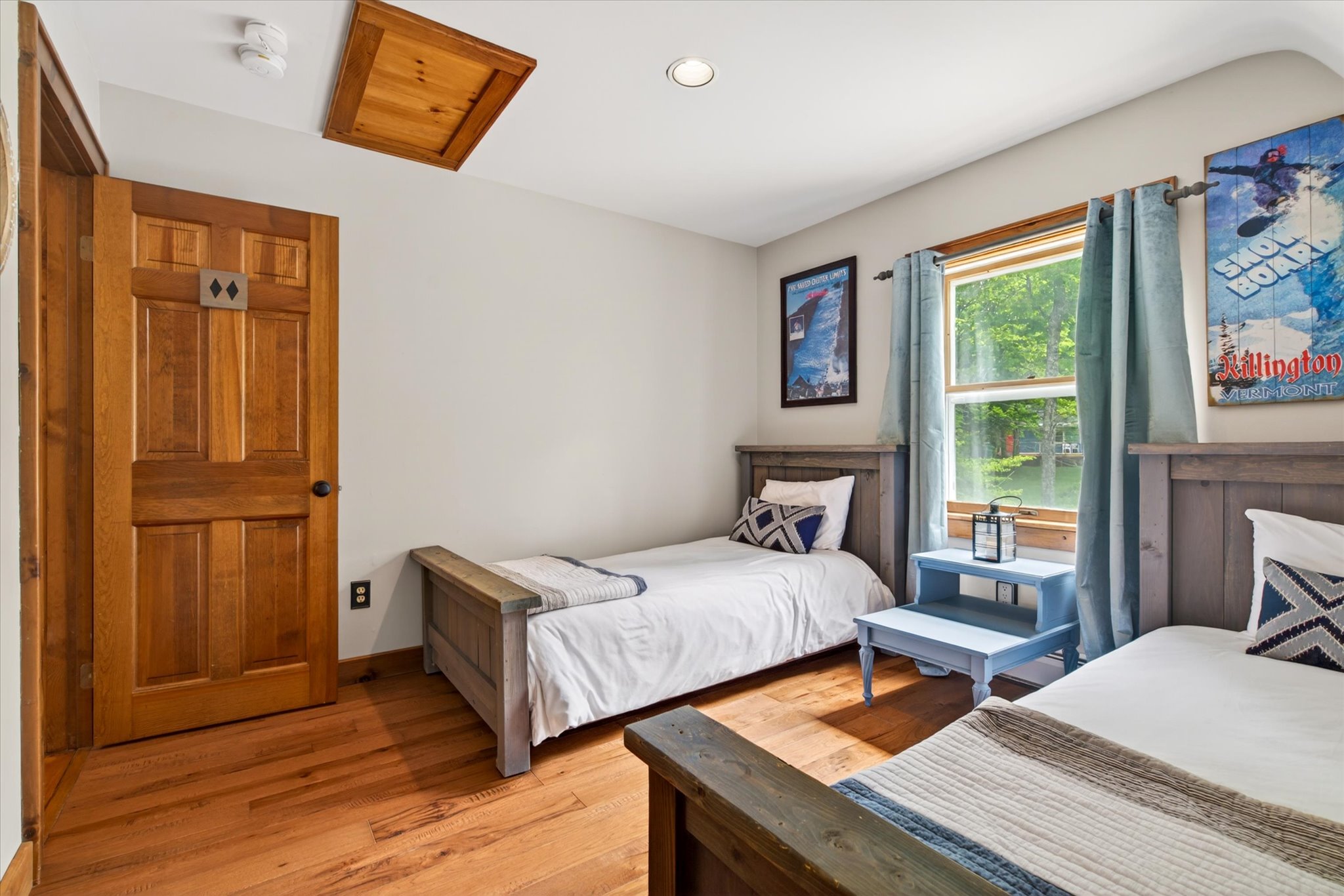 Double Black Bedroom twin beds angle 2 — Slippery Slope Chalet
