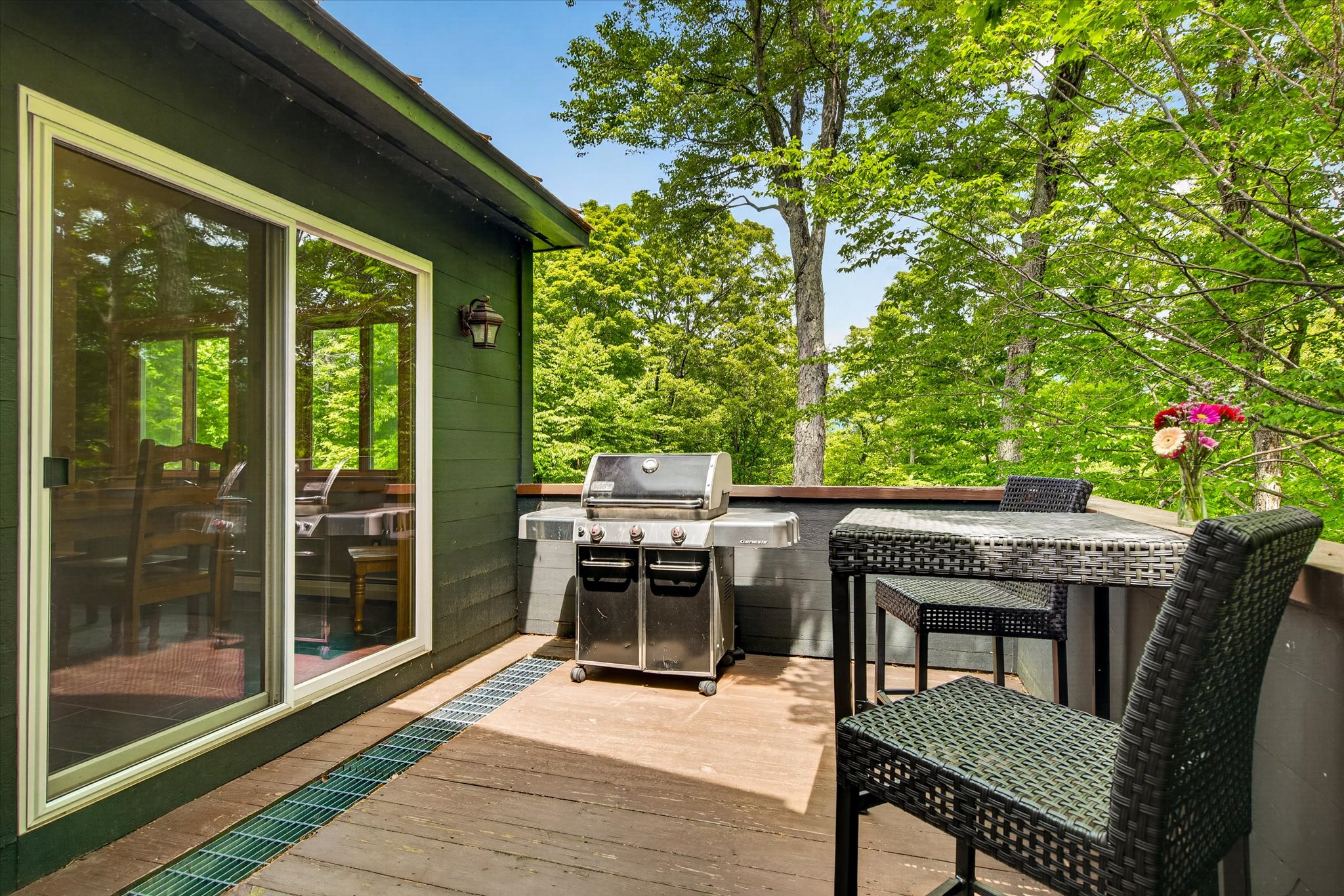 Deck with Weber BBQ grill and outdoor bar seating — Slippery Slope Chalet